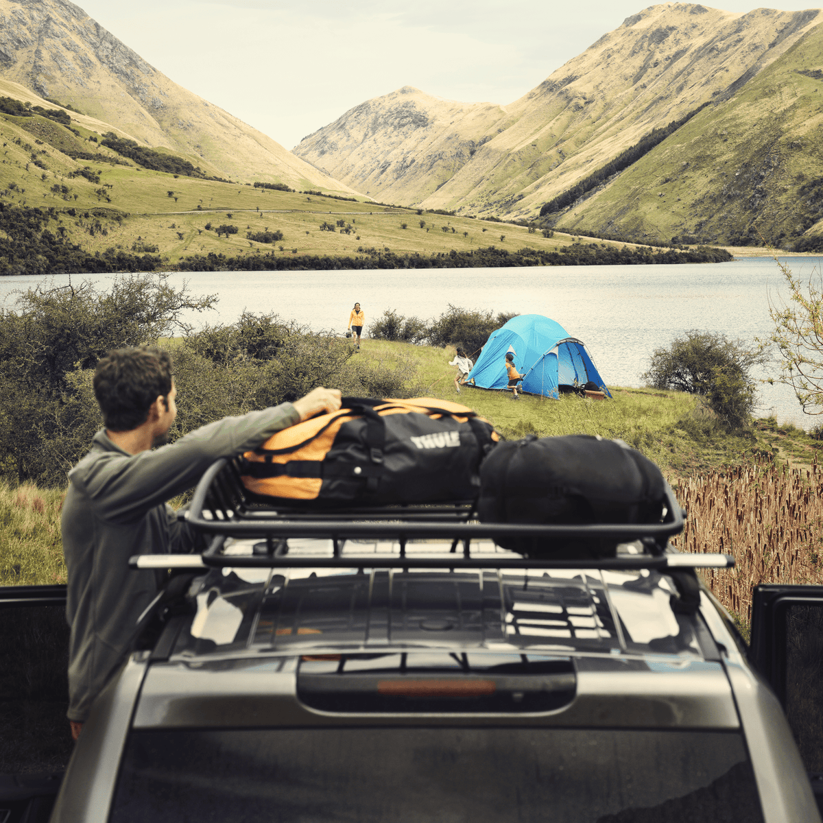 Thule Canyon XT roof basket in black